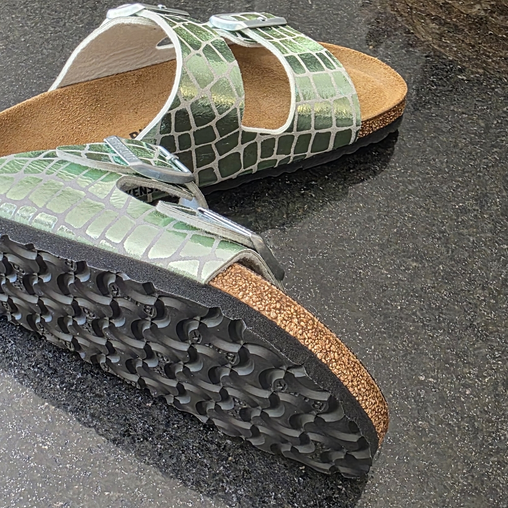 Birkenstock Classic Sandals in Gator Gleam pattern / Ocean Breeze color.Size 7.5